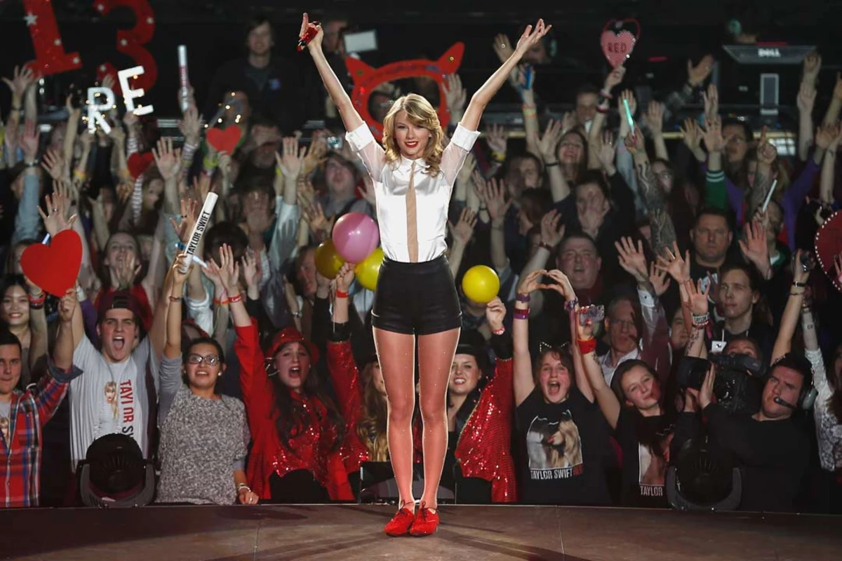 Taylor Swift Hosts Another 1989 Listening Party Photos