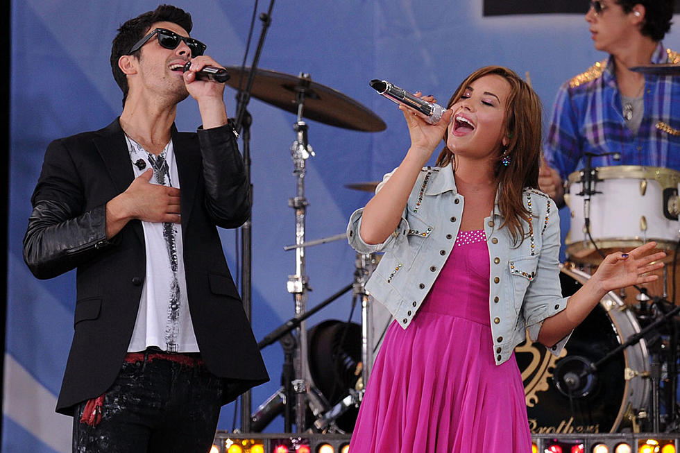 Demi Lovato + Joe Jonas Reunite for &#8216;Wouldn&#8217;t Change a Thing&#8217; Performance [VIDEO]