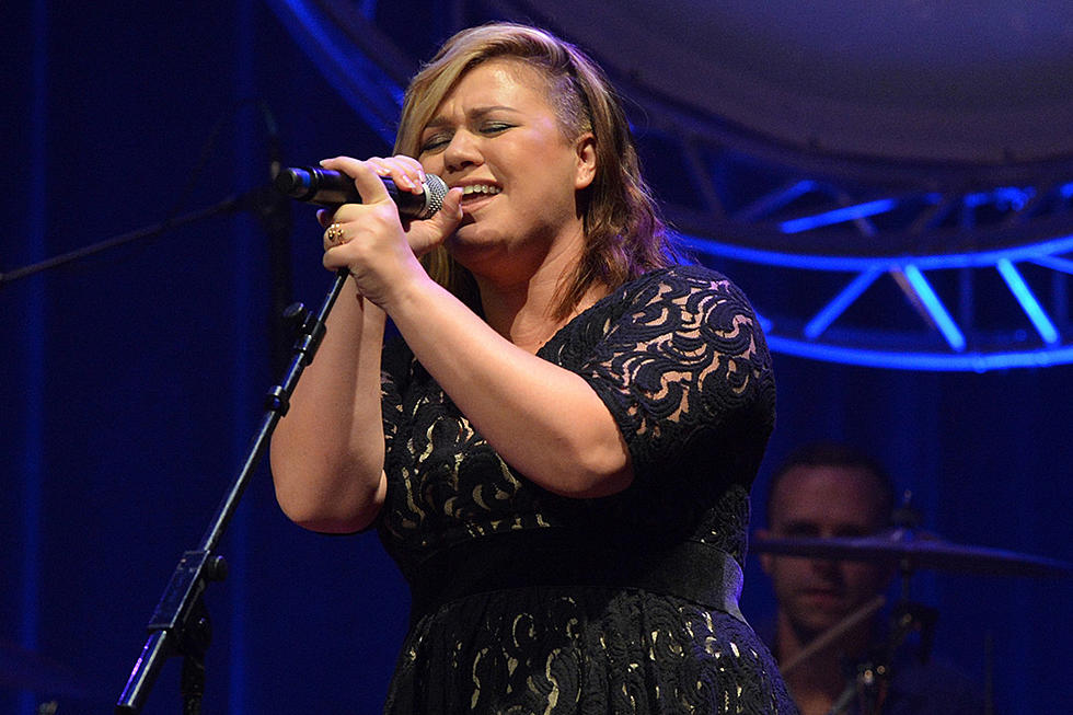 Kelly Clarkson Covers Taylor Swift’s ‘Shake It Off’ Live [VIDEO]