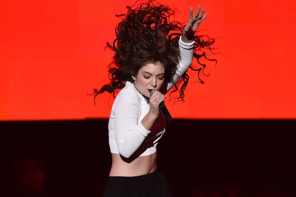 Watch Lorde Perform &#8216;Yellow Flicker Beat&#8217; at 2014 American Music Awards [VIDEO]