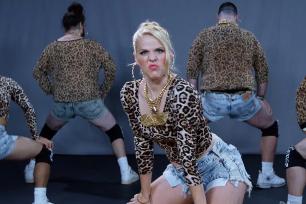 Taylor Swift S Shake It Off Gets A Movember Parody [video]