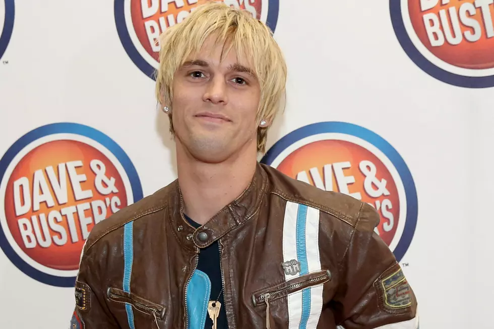 Aaron Carter Enjoys an Old &#8216;Lizzie McGuire&#8217; Episode [PHOTO]