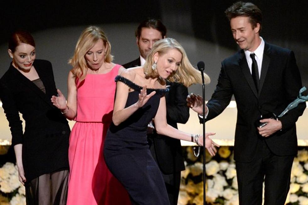 See Emma Stone&#8217;s Priceless Reaction to Accidentally Tripping Naomi Watts at 2015 SAG Awards [PHOTO]