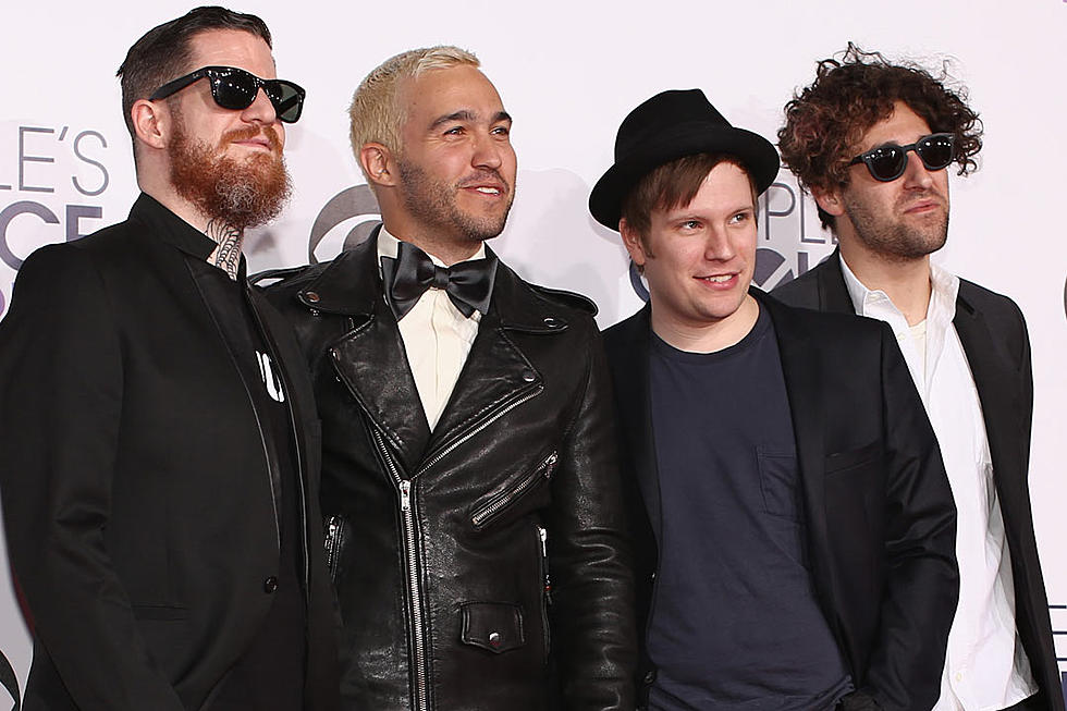 Fall Out Boy Perform 'Centuries' at 2015 People's Choice Awards