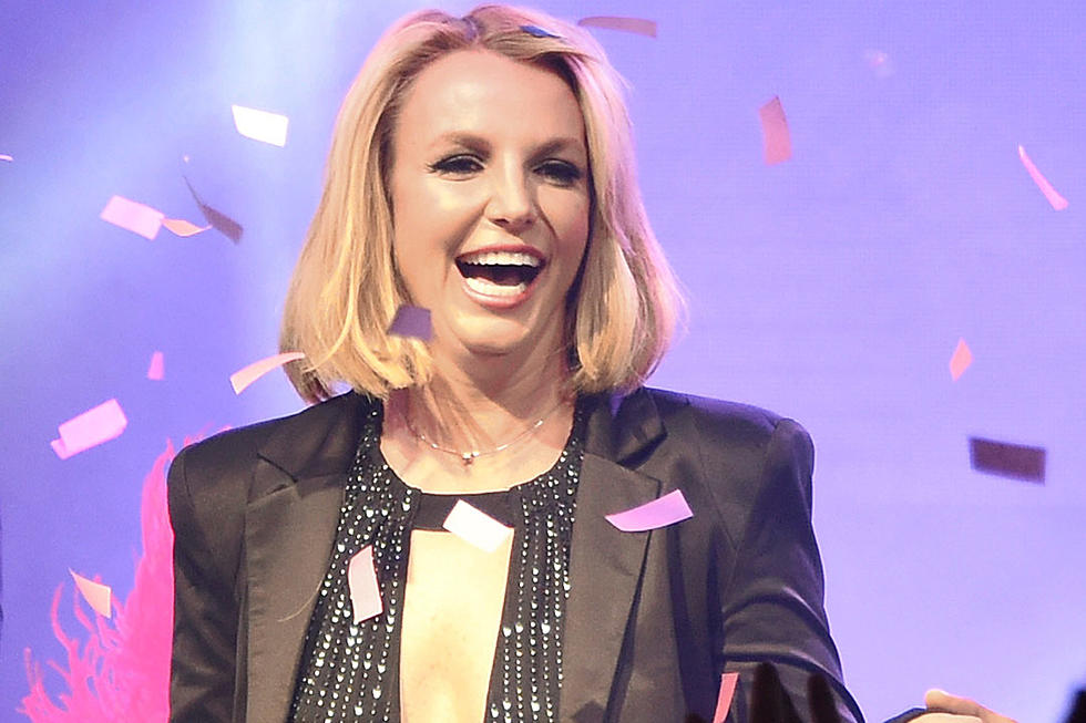 Britney Spears Loses Hair Extensions During Performance