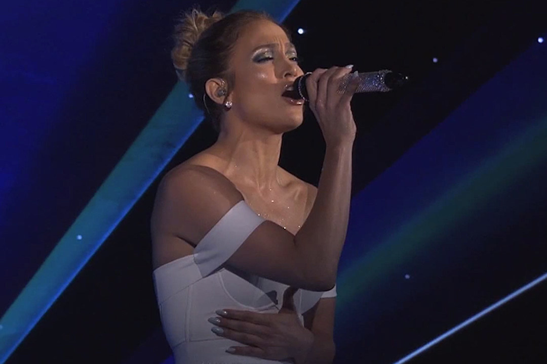 Jennifer Lopez Sings 'Feel the Light' on 'American Idol'