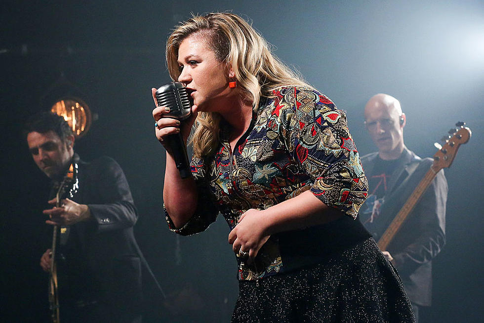 Kelly Clarkson Says a ‘Rough’ Pregnancy Inspired Her Shaved Haircut