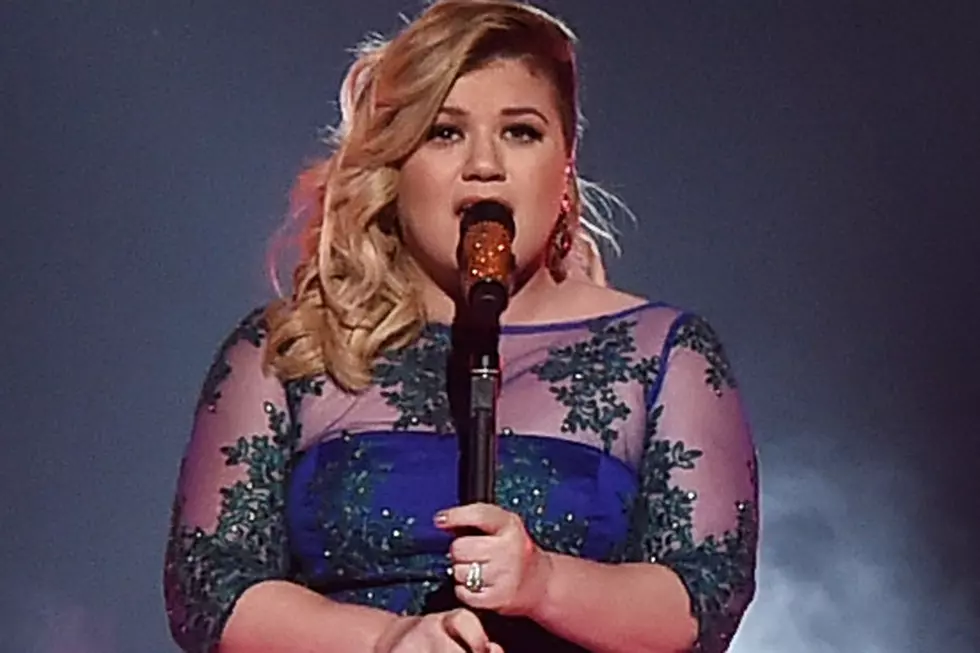 Kelly Clarkson Performs &#8216;Heartbeat Song&#8217; at the 2015 iHeartRadio Music Awards [VIDEO]