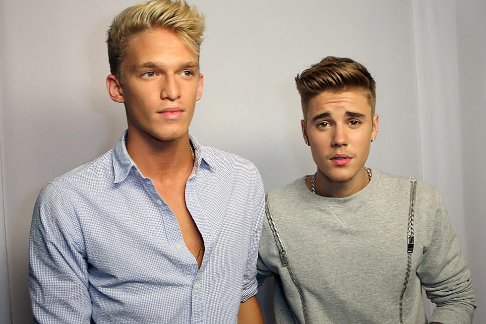 Watch Justin Bieber and Cody Simpson’s Surprise Restaurant Performance