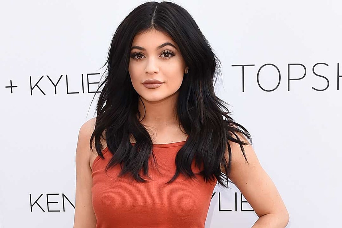4. Kylie Jenner's Blue Hair Transformation: A Step-by-Step Guide - wide 4