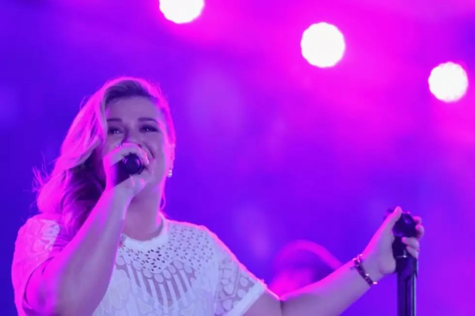 Kelly Clarkson Covers Taylor Swift&#8217;s &#8216;Blank Space&#8217; At Toronto Concert, Nails It