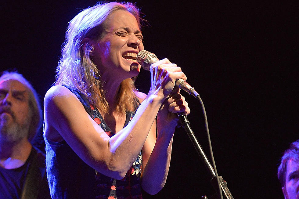 Fiona Apple Puts Anti Donald Trump Spin on &#8216;The Christmas Song&#8217; Live