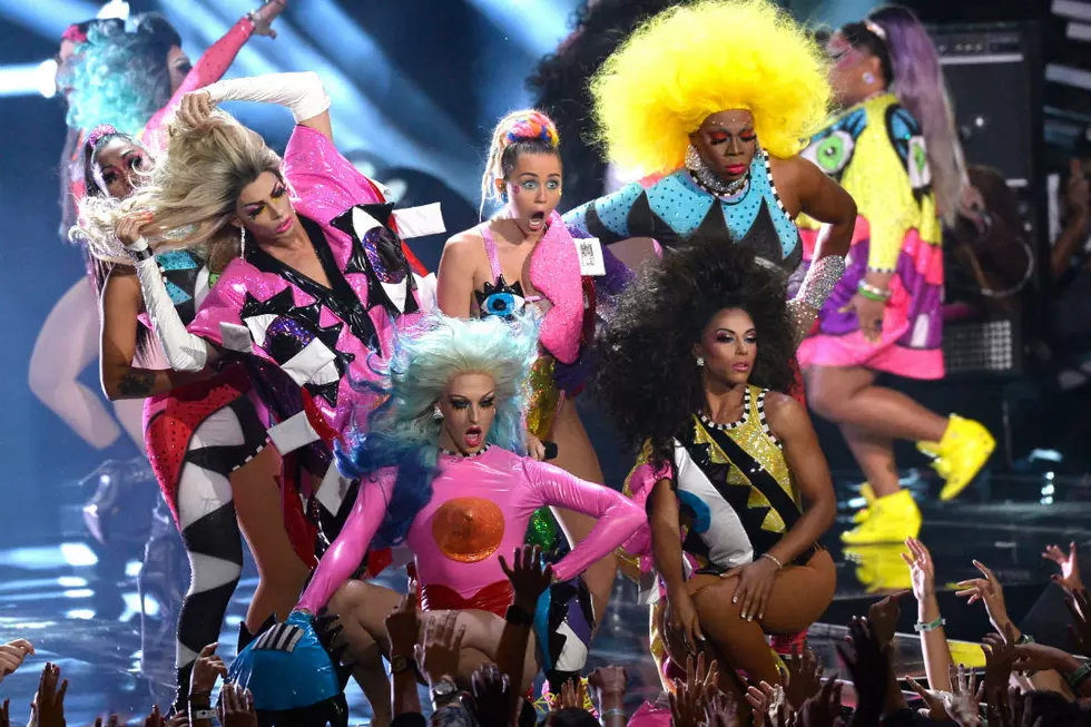 Miley Cyrus’ 2015 Video Music Awards Performance: Neon Drag Queen Soup