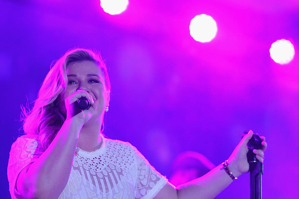 Kelly Clarkson Demolishes Miley Cyrus’ ‘Wrecking Ball’ in Concert (In The Good Way)