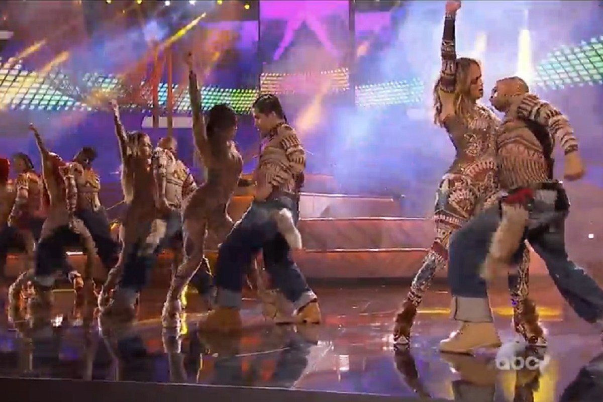 Jennifer Lopez Opens 2015 AMAs With Dance Medley