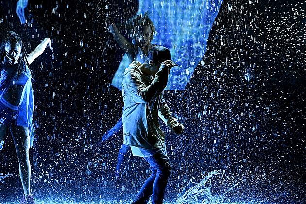 Justin Bieber Sings In The Rain, Literally, During 2015 AMAs Finale Performance