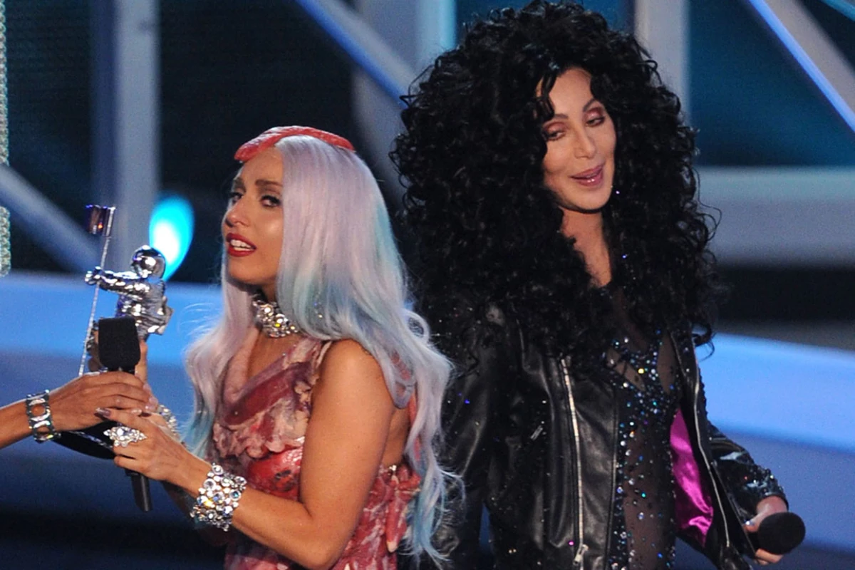 Chering lady. Шер и леди Гага. Шер американская певица дуэт. Шер на Оскаре 1986 года. Шер певица и сони.