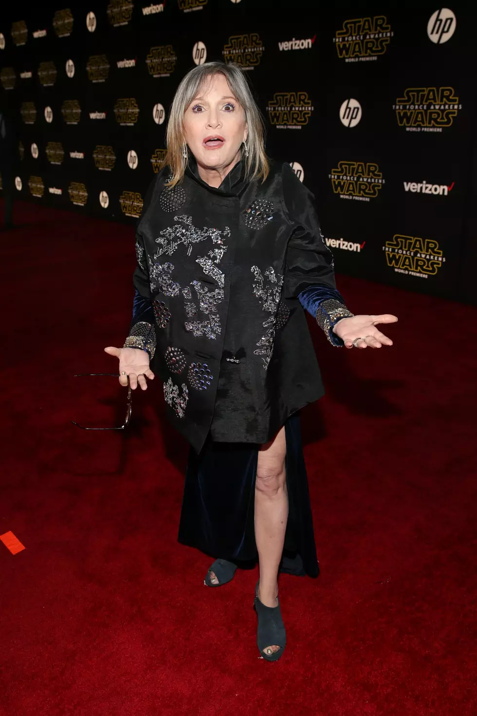 Carrie Fisher Suffers Massive Heart Attack!