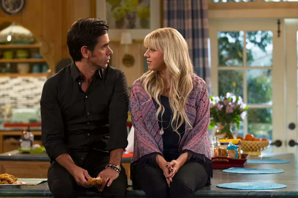Fans React to ‘Fuller House,’ Are Crushing Hard On Jodie Sweetin
