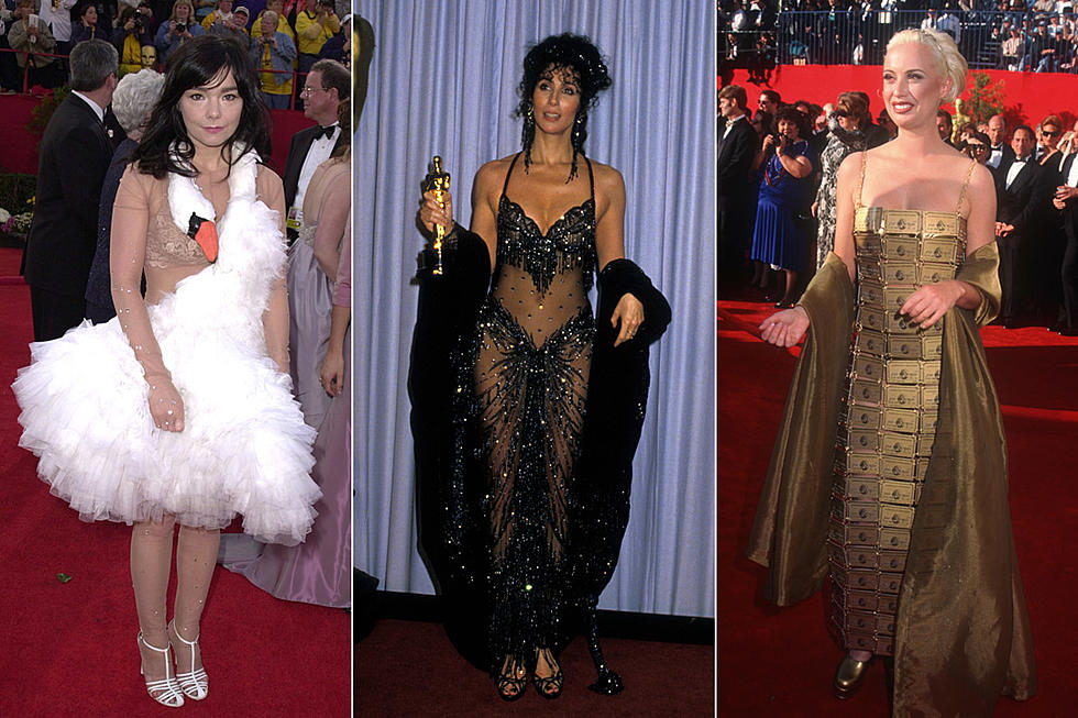 10 Most Shocking Oscars Outfits
