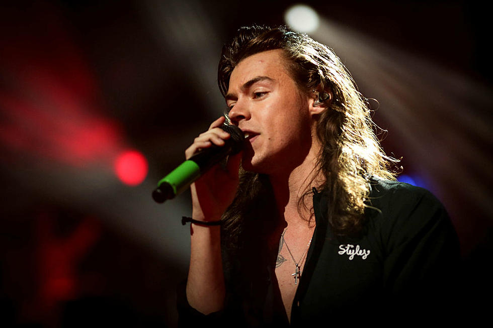 Harry Styles Officially Signs Solo Contract. What Will Happen to 1D?