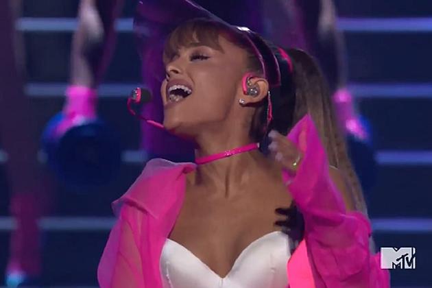 Ariana Grande and Nicki Minaj Get Physical With Neon-Tinged &#8216;Side to Side&#8217; Performance at the 2016 MTV VMAs