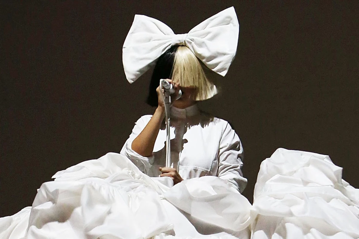 This Is What Sia's Face Looks Like