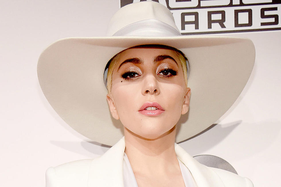Lady Gaga Performs 'Million Reasons' at 2016 American Music Awards 