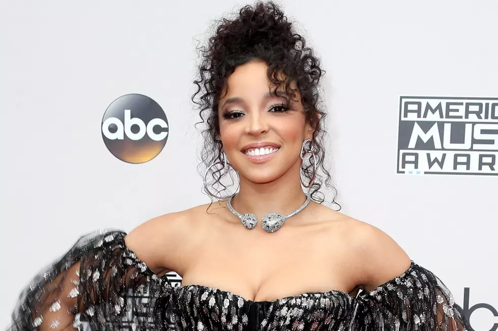 Tinashe Tantalizes at the 2016 American Music Awards