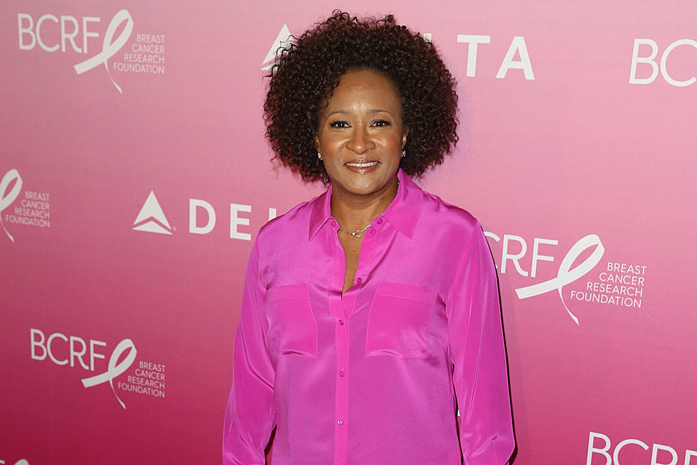 Wanda Sykes Blasts Donald Trump In Boston Set, Flips Off Booing Crowd