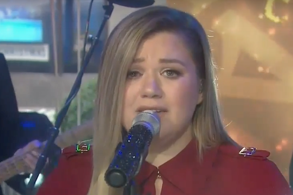 Kelly Clarkson Cries Through Emotional 'Hamilton' Performance