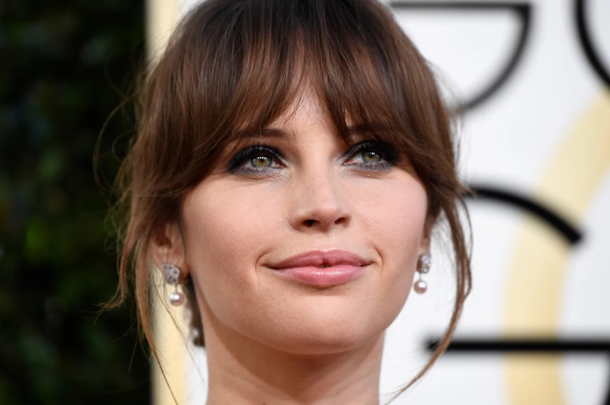 'Rogue One' Star Felicity Jones Hosts 'SNL': Watch Her Sketches
