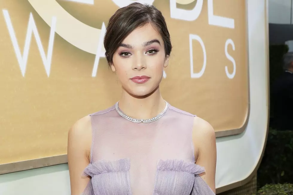 Hailee Steinfeld Is Pretty in Periwinkle at the 2017 Golden Globes