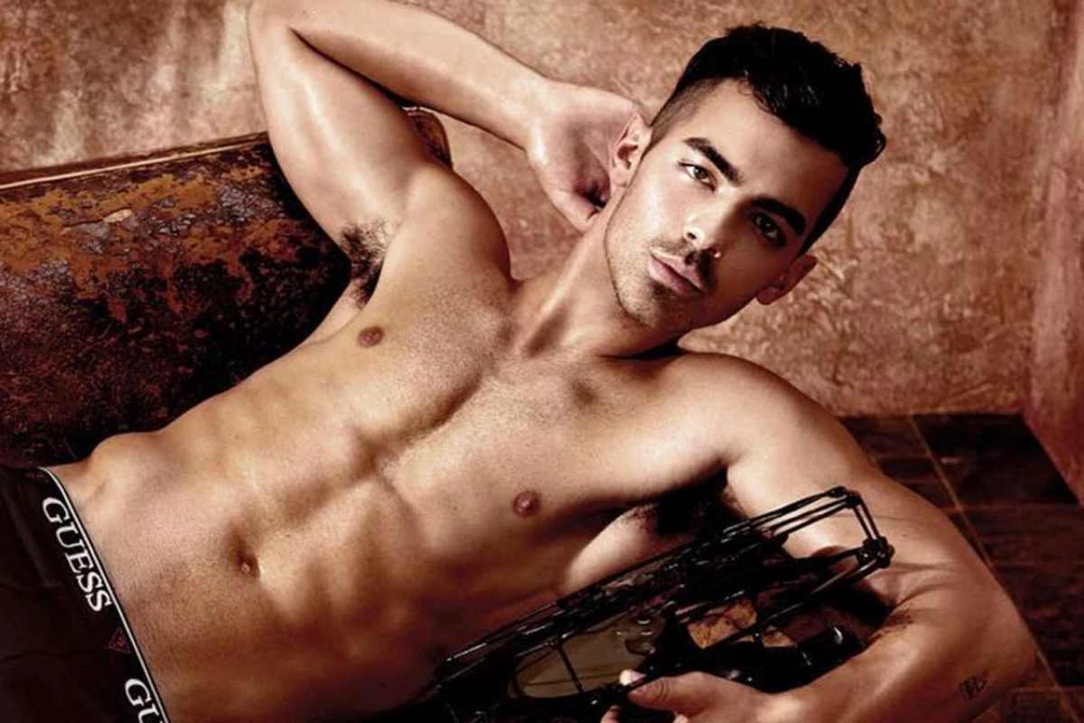 Omtrek Brandewijn voordat Joe Jonas Strips Down for Steamy Guess Underwear Campaign