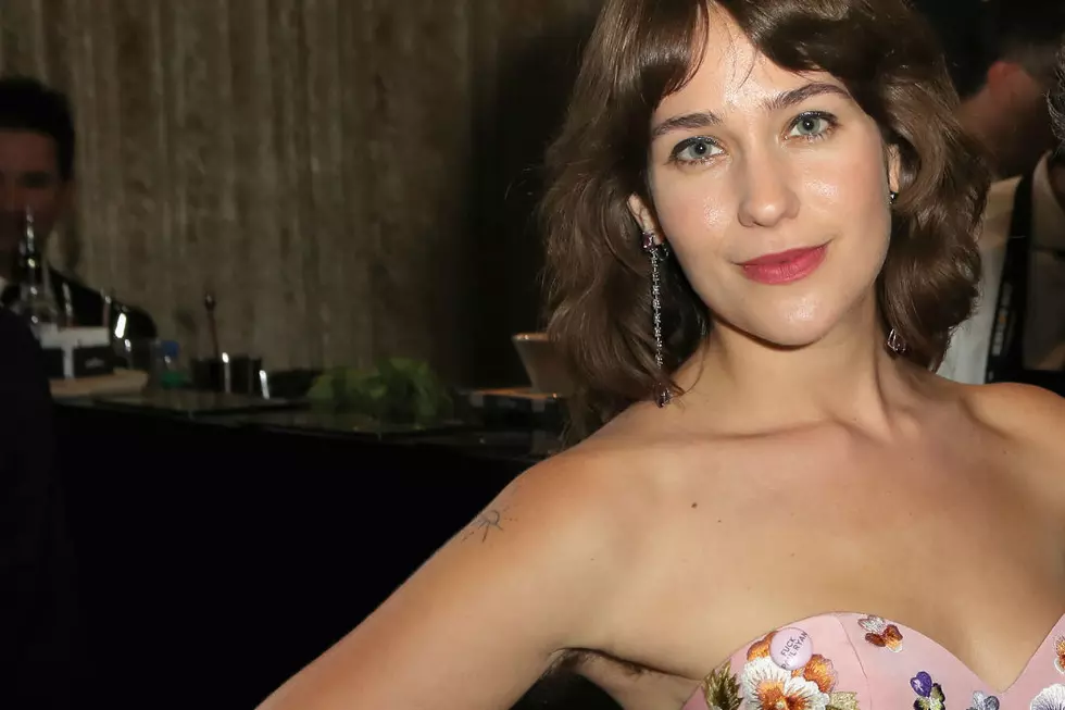 Lola Kirke Says She Got Death Threats Over ‘Hairy Armpits’ at Golden Globes