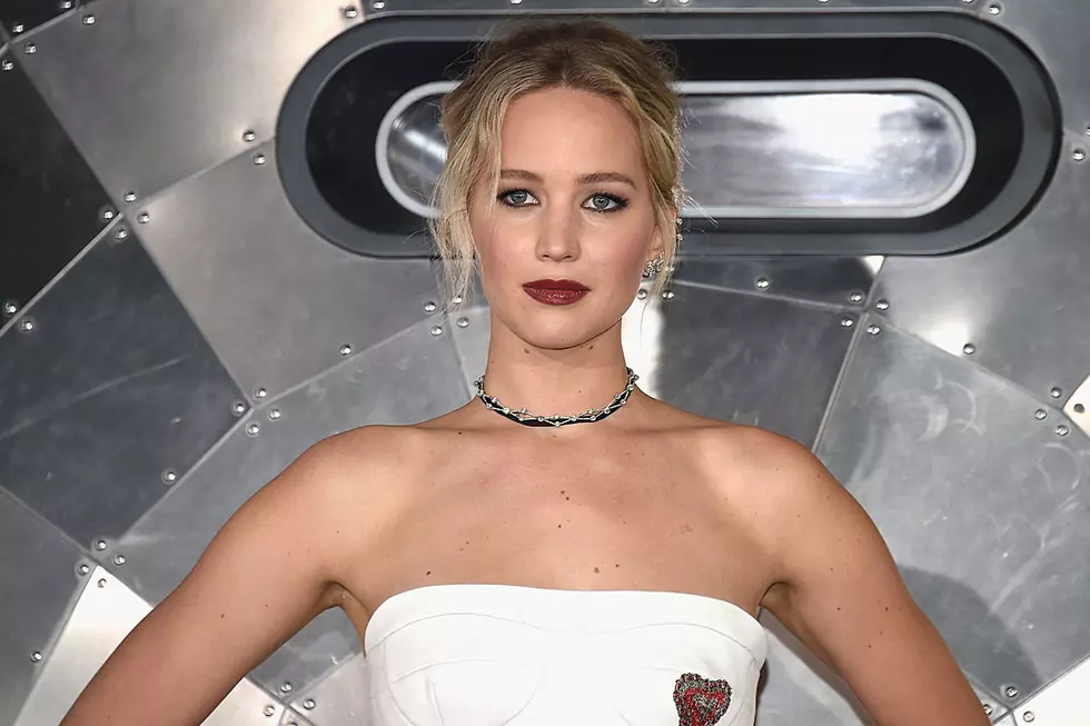 Jennifer Lawrence’s Plane Makes Emergency Landing After Two Engines Fail