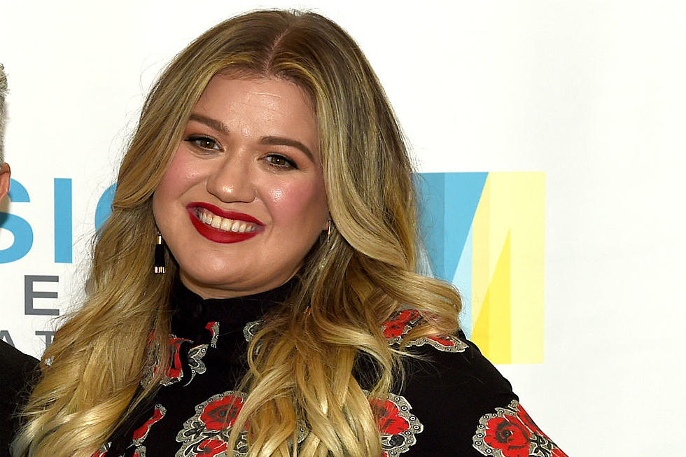 Hark! Kelly Clarkson&#8217;s Writing Your Future Favorite Christmas Story