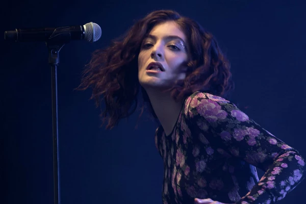  Lorde Spells Out Divine Thrill of Making Melodrama 
