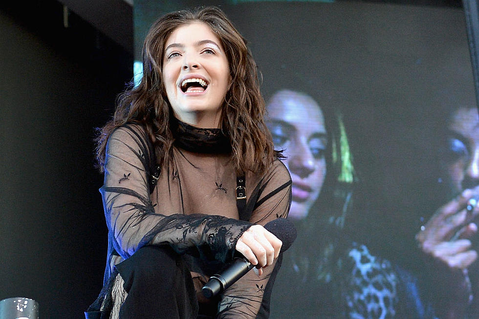 Has Lorde Been Secretly Rating The World’s Onion Rings on Instagram?