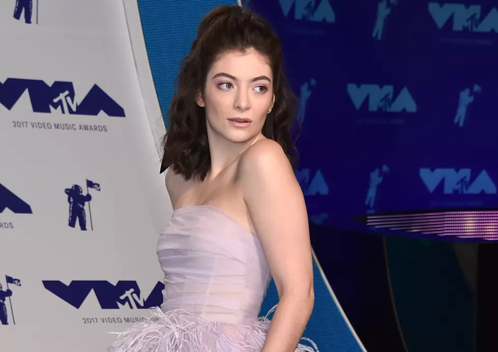 Lorde Looks Lovely in Lavender at 2017 MTV VMAs: Photos