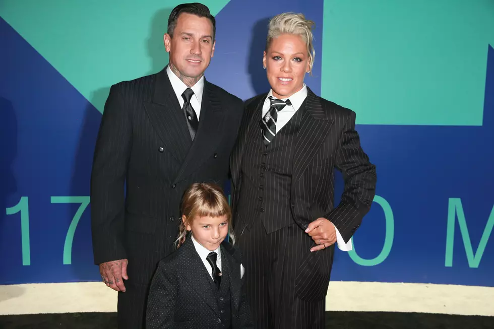 Pink and Her Family Suit Up at 2017 MTV VMAs: Photos