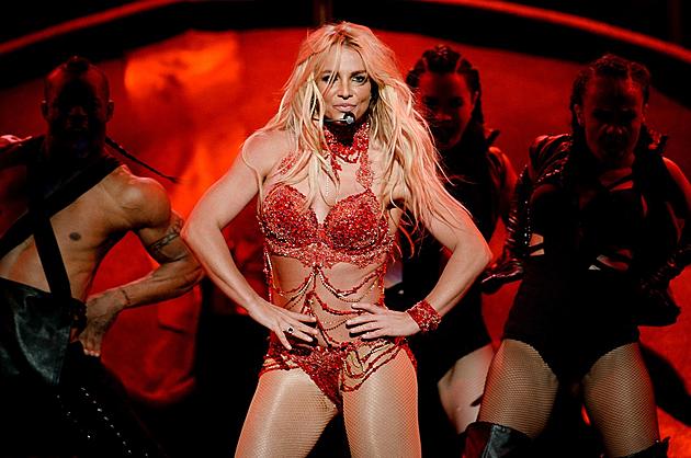 Britney Spears Gives Them &#8216;Something to Talk About&#8217; With Live Bonnie Raitt Cover