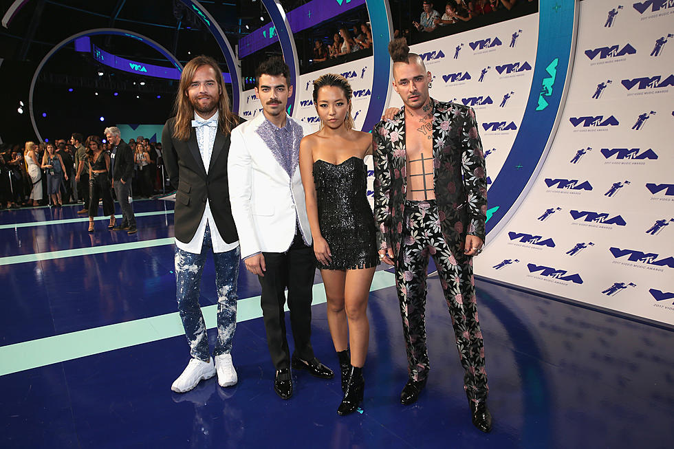 DNCE and Rod Stewart Boogie Down With ‘Do Ya Think I’m Sexy’ at 2017 MTV VMAs
