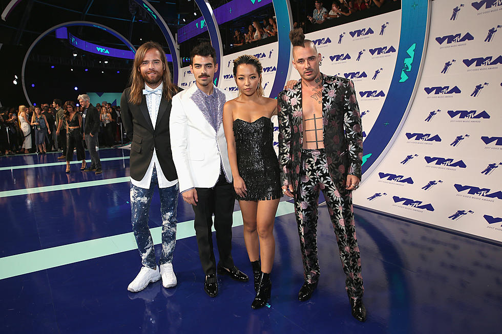 DNCE + Rod Stewart Perform Together at 2017 MTV VMAs