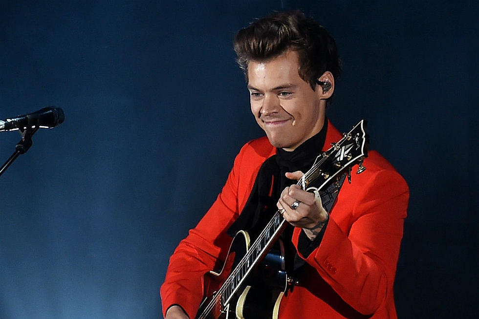Harry Styles Slips on Kiwi Tossed on Stage by Fans
