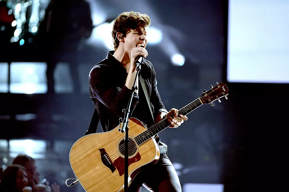 Shawn Mendes Make Girls Swoon With ‘There’s Nothing Holding Me Back’ at 2017 AMAs