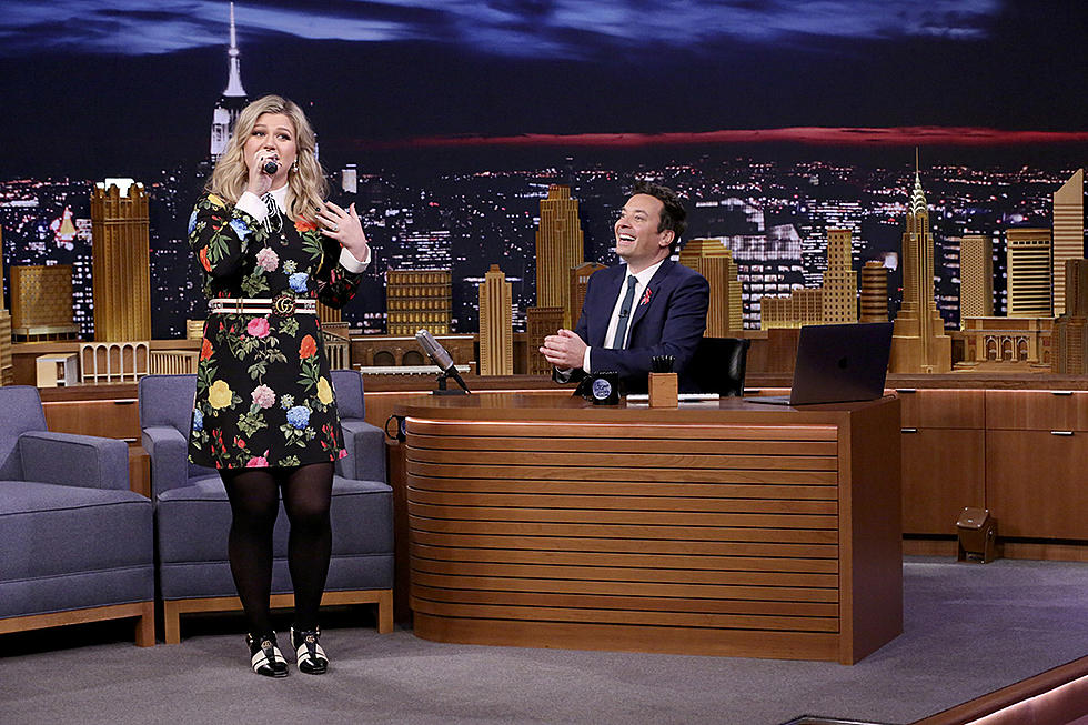 Kelly Clarkson Is Hilariously Good at Singing Google Translate Songs