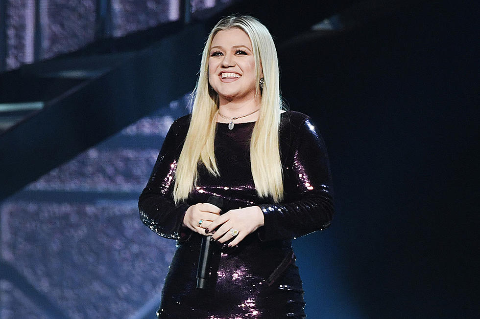 Kelly Clarkson Debuts New Lighter Hairdo With Bangs (PHOTOS)