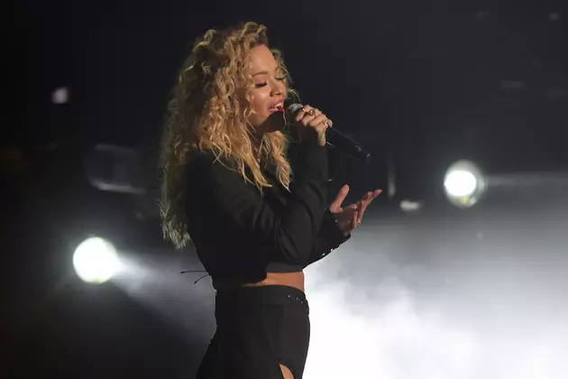 Rita Ora Honors Avicii With One-Minute Silence, &#8216;Lonely Together&#8217; Performance at Netherlands Festival (VIDEO)