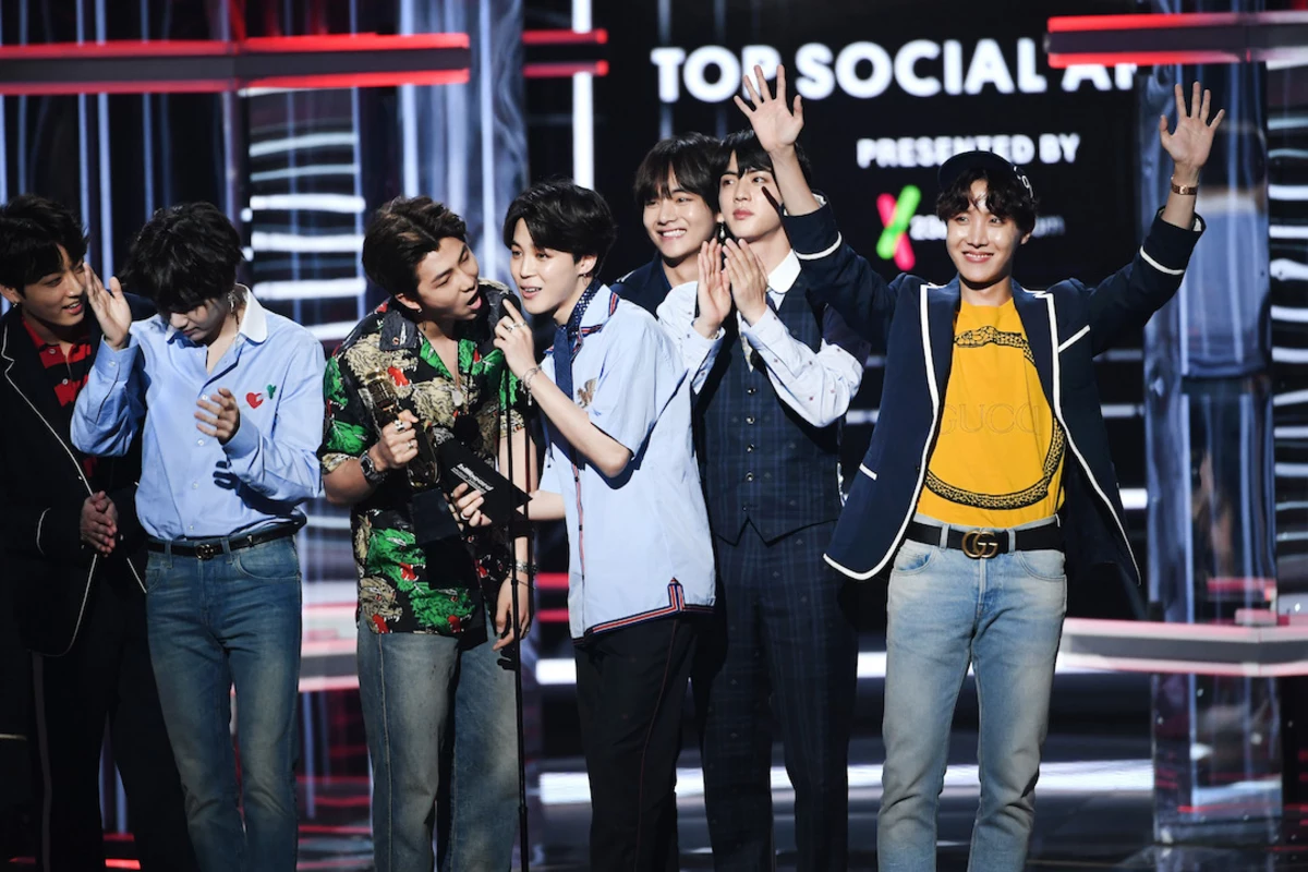 BTS Wins Top Social Artist at 2018 BBMAs: Fans React on Twitter